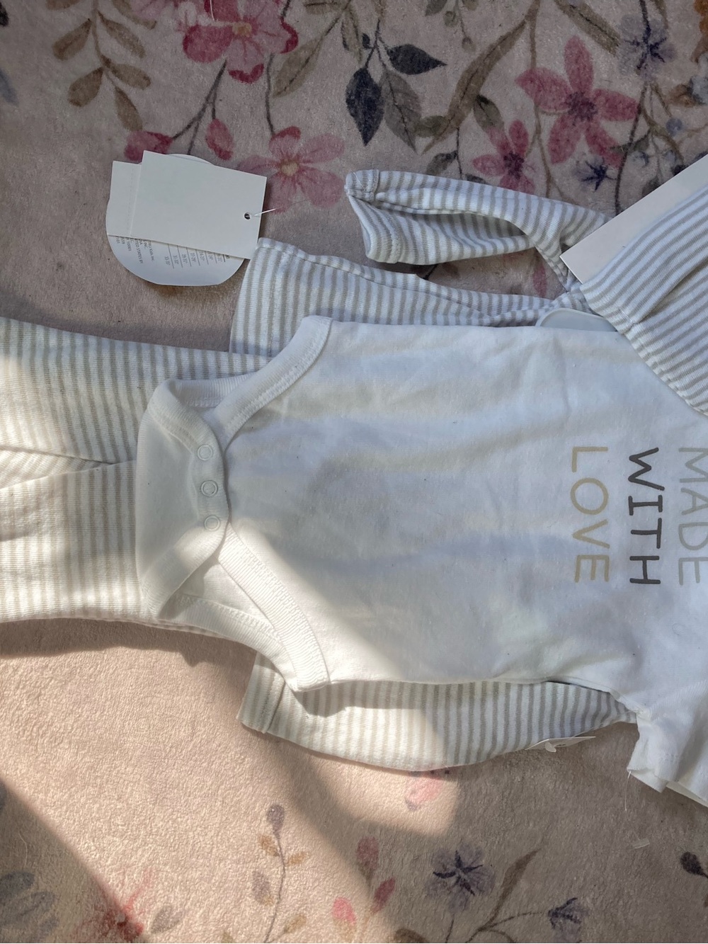 koalababy 3-6M Gray & White Striped Baby set with giraffe design and onesie. NWT - Picture 5 of 6
